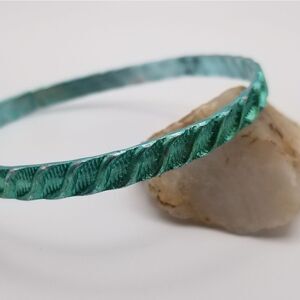 Metallic jet green edgy bracelet. B637
